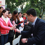 温馨女人节,福建新东方烹饪学校举行甜蜜送花祝福活动