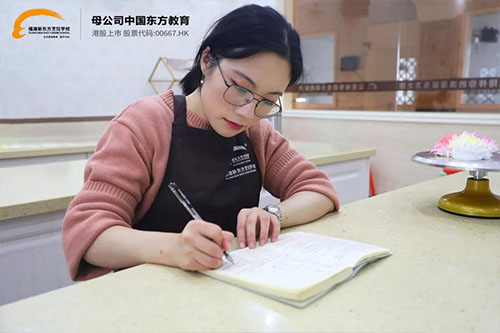 学生故事 | 周毓婷:从西班牙漂洋过海回国学西点! 学西点