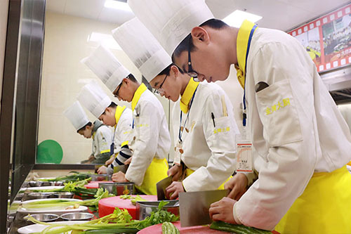 为什么都去福建新东方烹饪学校学厨师，比去餐馆当学徒好吗？)