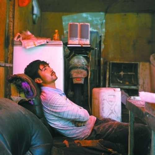 馕饼摊大叔形似金城武靠脸赚钱?_新东方烹饪