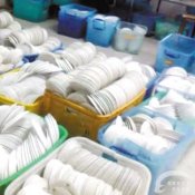 福州新东方厨师学校曝光:消毒餐具乱象 餐馆频现黑作坊餐具
