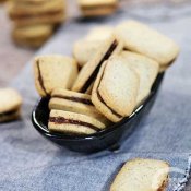 榛子巧克力夹心饼干—福州新东方厨师学校推荐菜谱