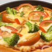 福州新东方厨师学校大食话:比萨饼要折着吃
