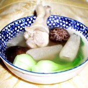 香菇鸡腿竹荪汤—福州新东方厨师学校推荐菜谱