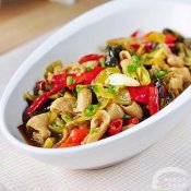 酸菜烧肥肠—福州新东方厨师学校推荐菜谱