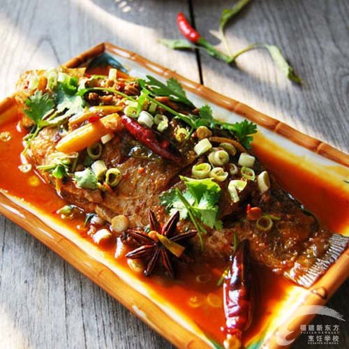 酱焖鲫鱼-福州新东方厨师学校推荐菜谱_新东方烹饪学校官方网站|新东方厨师学校|厨师培训|学厨师|福州厨师培训|福州厨师学校|厨师