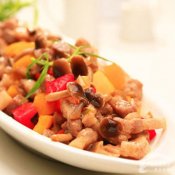 肉丁炒蟹味菇—福州新东方厨师学校推荐菜谱