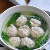 福州新东方厨师学校教您:鸡肉丸子青菜汤的做法