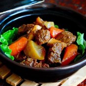 福州新东方厨师学校教您:青红萝卜焖牛肉的做法