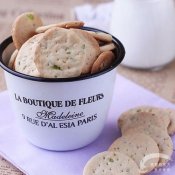 福州新东方厨师学校教您:香葱苏打饼干的做法
