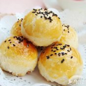 福州新东方厨师学校教您:芝麻豆沙酥的做法