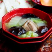 黑木耳白菜清炖排骨—福州新东方厨师学校推荐菜谱