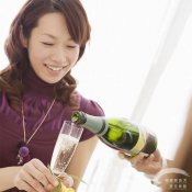福州新东方厨师学校大食话:倒酒方法泄露你的性格秘密