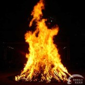 福州新东方:平安夜篝火晚会打造激情夜景