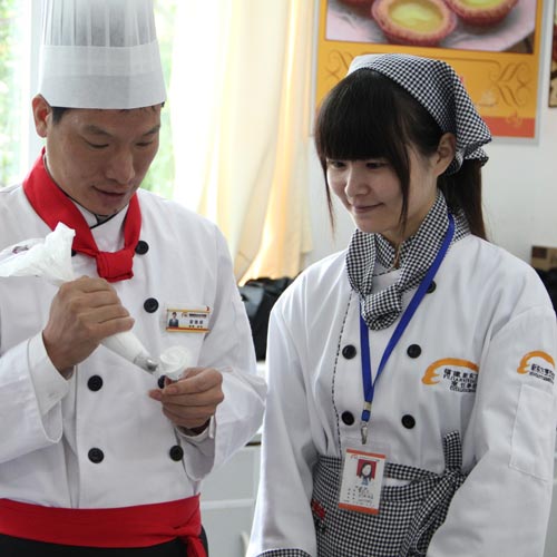 现在社会热门话题:女生初中毕业学什么好?