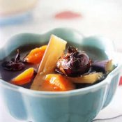 新东方厨师学校解析:芹菜红枣汤 养肝补血降血压