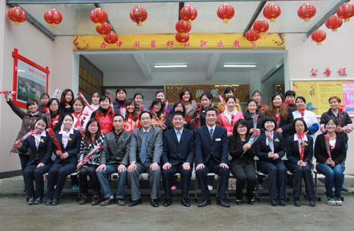 温馨女人节,福建新东方烹饪学校举行甜蜜送花祝福活动_新东方烹饪学校官方网站|新东方厨师学校|厨师培训|学厨师|福州厨师培训|福州厨师学校|厨师