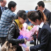 热烈欢迎张杨果而等主演来安徽新东方拍摄基地体验学习