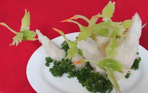 中国日报网报道:福建新东方烹饪学校食雕亮技