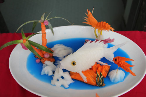 中国日报网报道:福建新东方烹饪学校食雕亮技