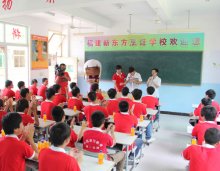 福建新东方烹饪学校:第9课堂上演同学们与苹果大作战,其乐无