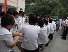 福建新东方烹饪学校:拔河比赛之为英雄鼓掌的啦啦队们