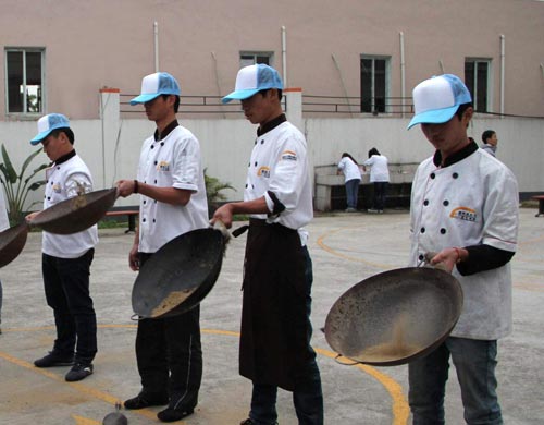 福建新东方烹饪学校:击鼓翻锅小PK,快乐你我大课堂_新东方烹饪