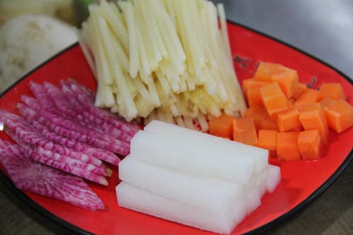 福建新东方烹饪学校:2012新生刀工技能比拼 谁