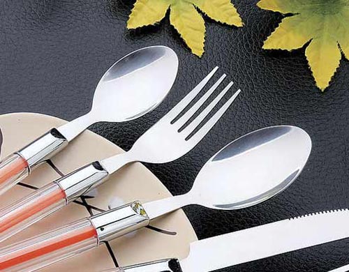 吃西餐时,如何正确使用刀叉?--福州厨师培训学