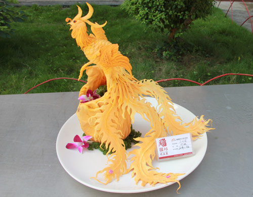 班级:金领大厨三班   立凤凰:这是6月18日食品雕刻作品樟凤凰