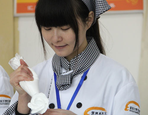 福建新东方烹饪学校:初中毕业<em>女生学西点</em>师职