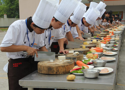 福建新东方烹饪学校:金领大厨专业刀工比赛夏日火热举行