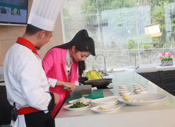 女主持人现场学切菜技巧 福建新东方烹饪学校