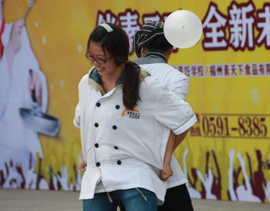 福建新东方烹饪学校举行背部运球趣味比赛_新