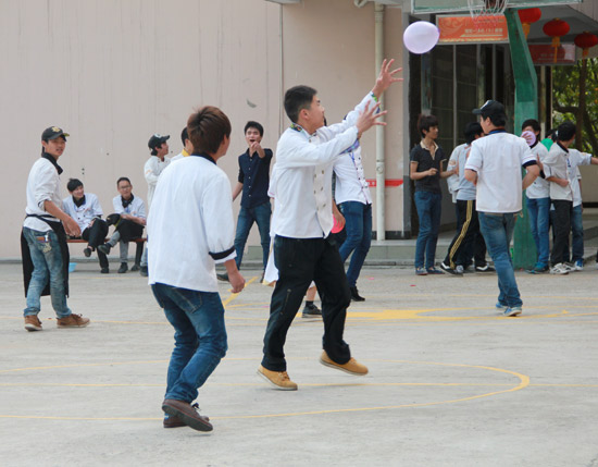 福建新东方烹饪学校举行背部运球趣味比赛_新