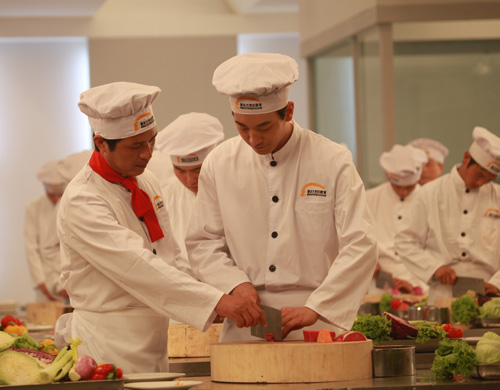 手把手教授 福建新东方烹饪学校