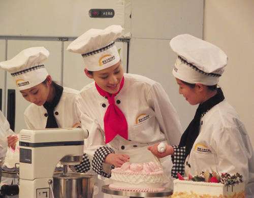 西点现场指导 福建新东方烹饪学校