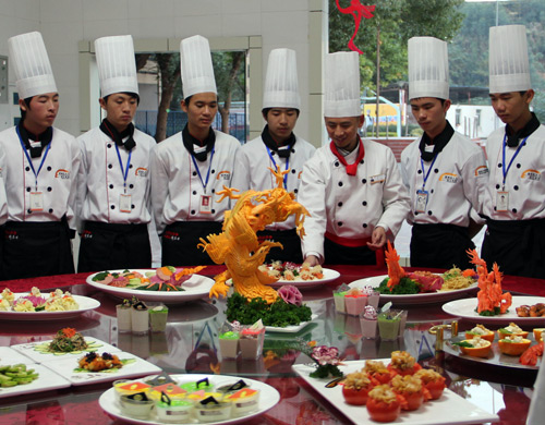 福建新东方厨师培训学校:初高中生学技术 靠自