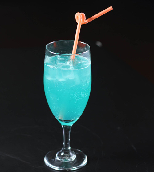 鸡尾酒是以各种酒类为基础并添加果汁等辅料通过一定的比例和方法
