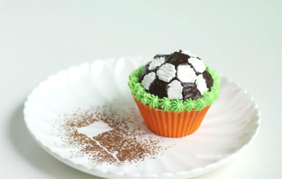 世界杯美食:足球蜂蜜蛋糕-福建新东方厨师培训