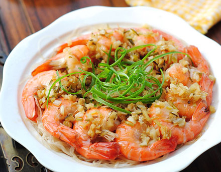 舌尖上的美食:蒜蓉粉丝蒸大虾-福建新东方厨师