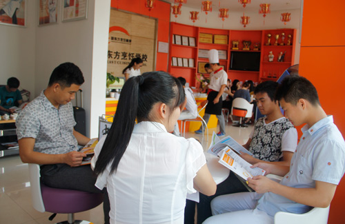 中高考后职业院校受热捧 福建新东方迎来报名