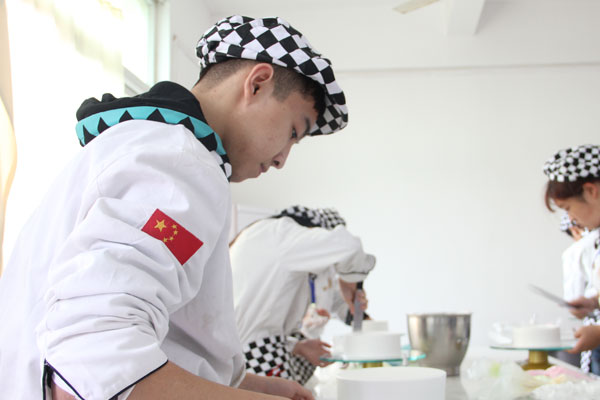 学西点烘焙:到蛋糕房当学徒or到专业学校?_福