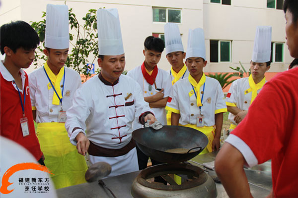 厨师招聘厨师_所以,中餐可复制的关键就在于要解决传统中餐烹饪对厨师过度依赖的(2)