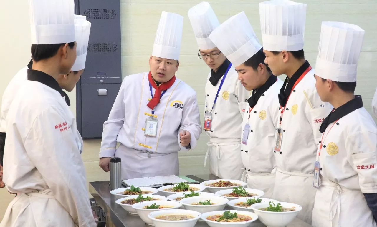 授课老师对学生作品进行点评 授课老师对学生作品进行点评
