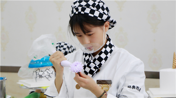 女生学女生好?越来越多的厨师对女生的羞让厨师羞问题图片