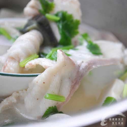 皮蛋豆腐鱼片汤—福州新东方厨师学校推荐菜谱