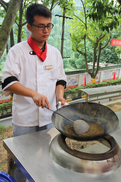 所谓击鼓翻锅是指训练学生翻锅基本功的一项集体活动.